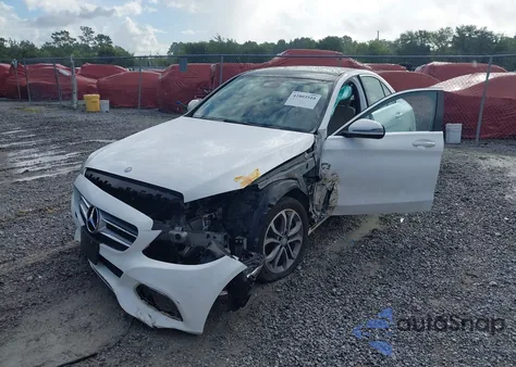 2017 Mercedes-Benz C 300 4Matic/Luxury 4Matic/Sport 4Matic z USA, uszkodzony, nr VIN 55SWF4KB5HU195216